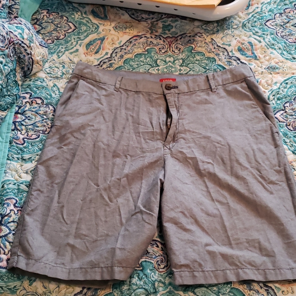 IZOD shorts size 36 gray